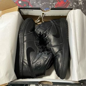 Jordan 1 Mid - Black - Size 4 GS